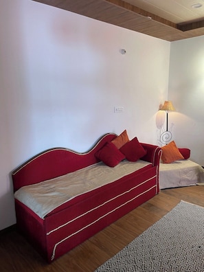 Desk, free WiFi, bed sheets - Rustic Pines (Solan)