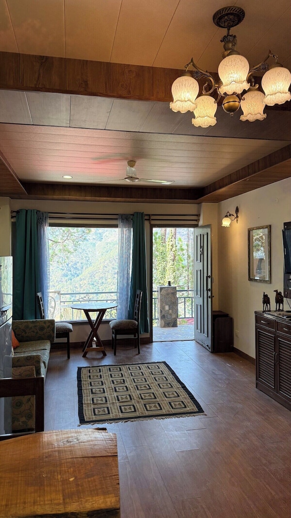 Desk, free WiFi, bed sheets - Rustic Pines (Solan)