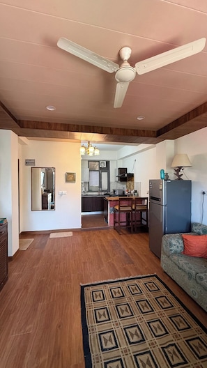 Desk, free WiFi, bed sheets - Rustic Pines (Solan)