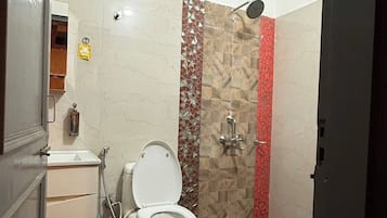Economy-Villa | Badezimmer | Dusche, kostenlose Toilettenartikel, Handtücher, Seife