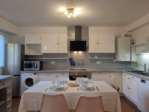 Private kitchen - A 5-minute walk from downtown - Bright two-bedroom apartment, 2 bedrooms, large balcony, garage space (Pau)