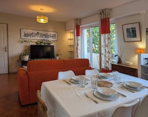 Dining - A 5-minute walk from downtown - Bright two-bedroom apartment, 2 bedrooms, large balcony, garage space (Pau)