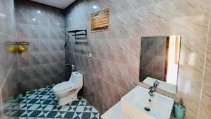 A bathroom with a toilet, sink, and shower. - Cozzy Villa Dua Bidadari (Jawa Barat)