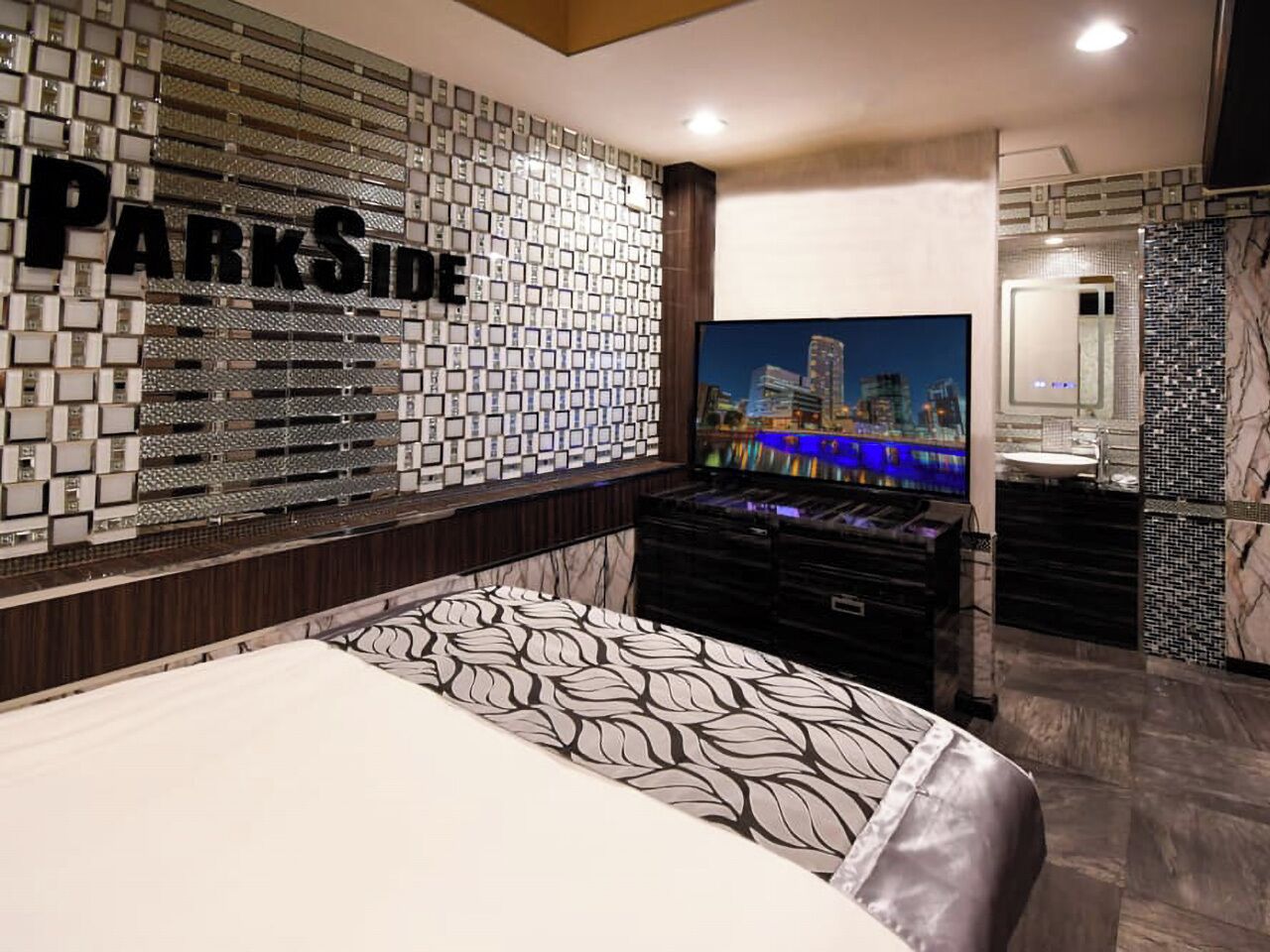Standard Double Room, Smoking | WiFi (free), bed sheets