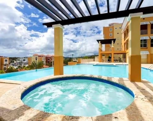 Penthouse Overlooking  the Marina and Sea with 4-bedrooms and Pools
