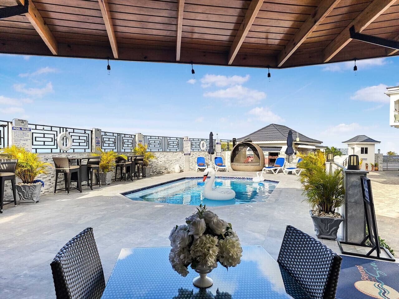 Studio | Pool