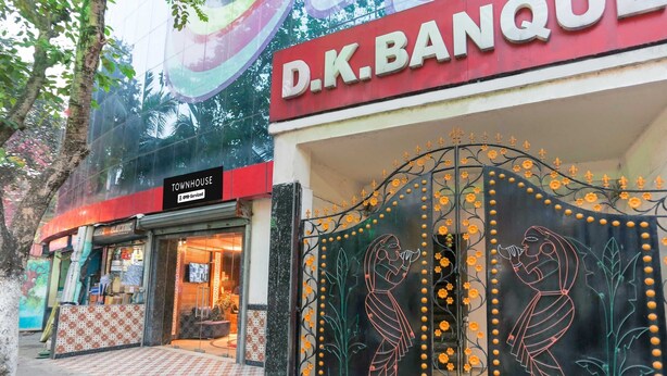 Un edificio con un letrero que dice 'D.K. BANQUE' y un escaparate que indica 'TOWNHOUSE & Spa Service'.