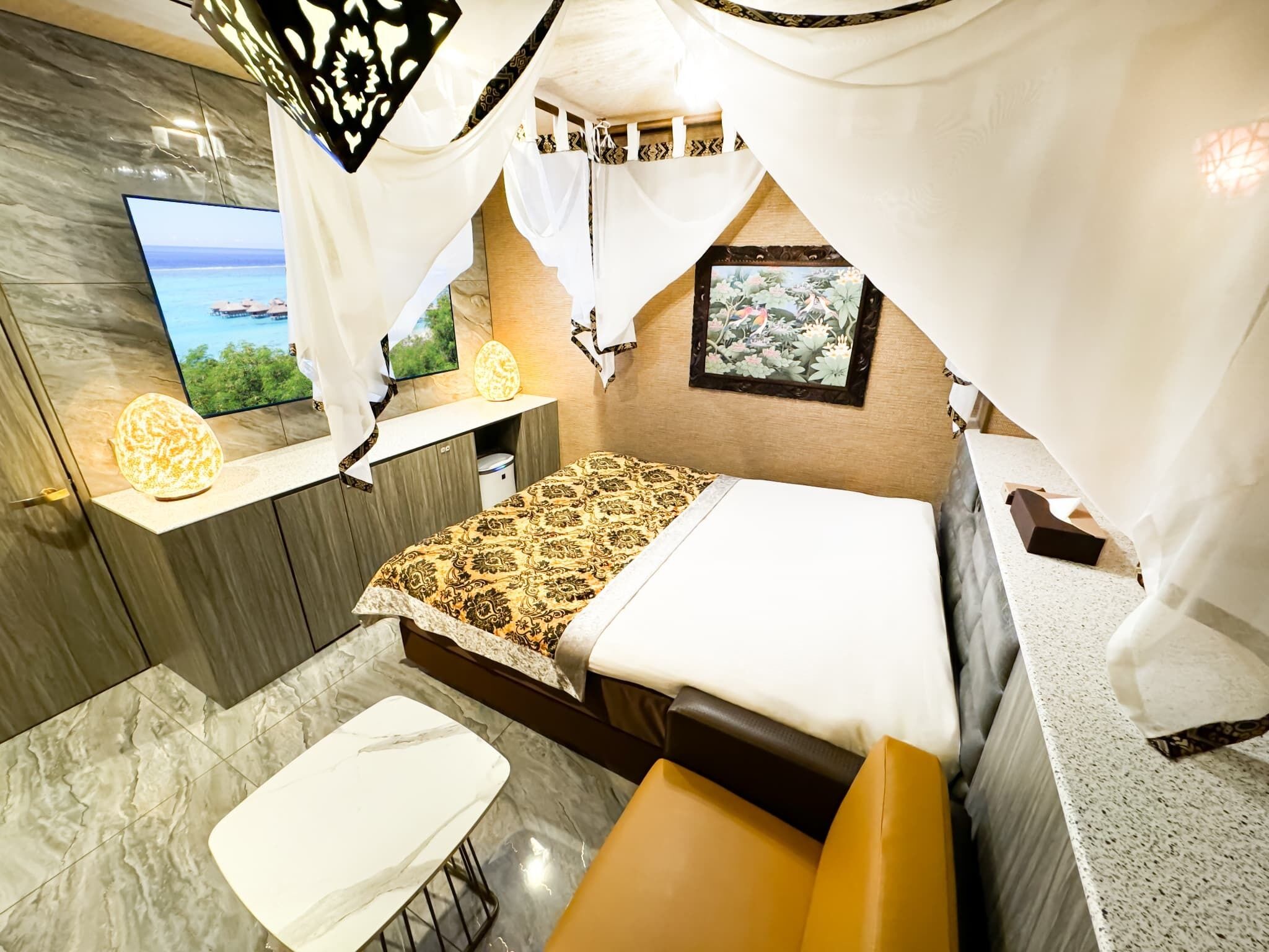 Un dormitorio moderno con cama, mesita de noche, televisor y ventana con vistas.