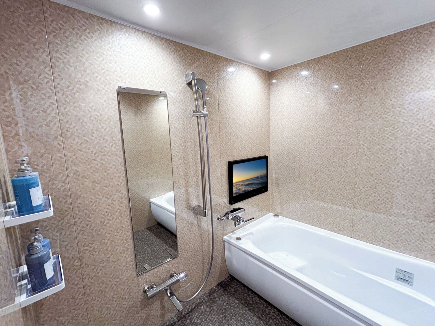 Habitación doble superior, fumadores | Baño | Bañera y ducha independientes y artículos de higiene personal gratuitos