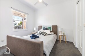 3 bedrooms, iron/ironing board, Internet, bed sheets - Corvi Beach House, Quiet Court (Ocean Grove)
