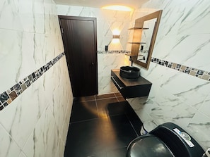 Shower, towels, soap, toilet paper - Apartment 10 minutes from Cotopaxi National Park; sleeps 4; free parking (Cotopaxi)