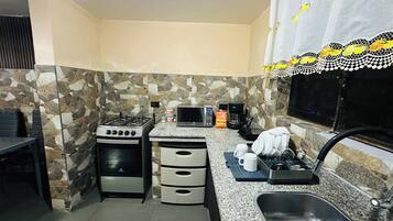 Microwave, oven, dishwasher, coffee/tea maker