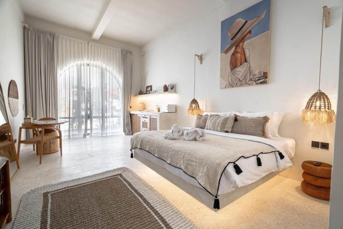 Comfort Apartment, 1 Bedroom, Courtyard View | In-room safe, WiFi (free), bed sheets
