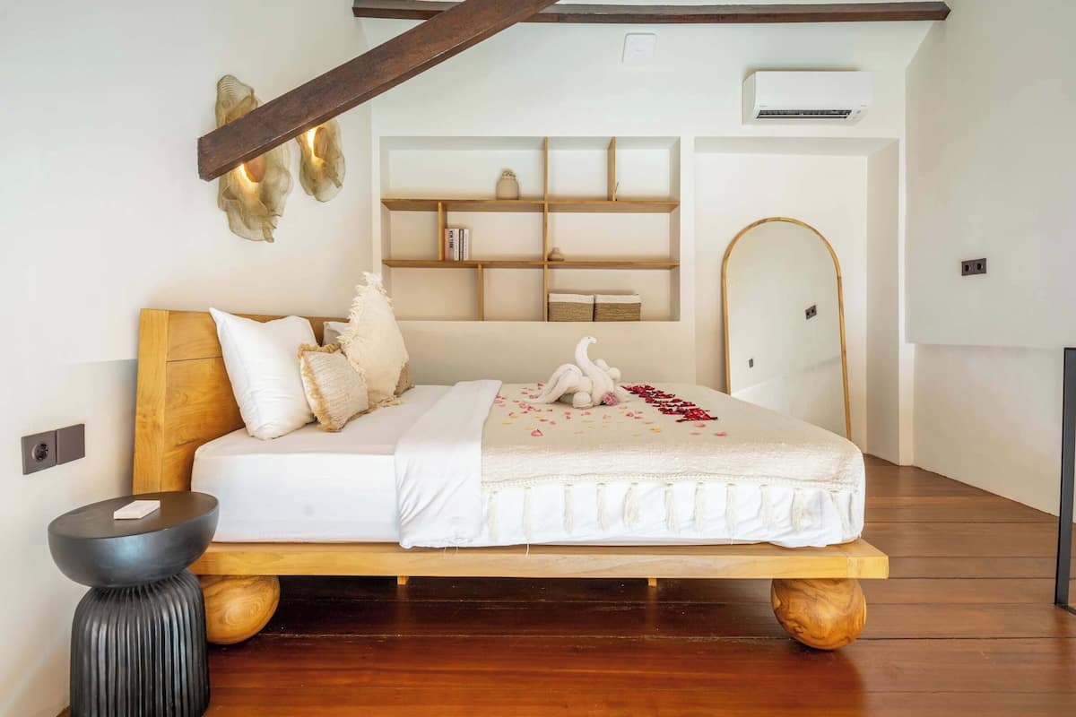 Superior Apartment, 2 Bedrooms, Courtyard View | In-room safe, WiFi (free), bed sheets