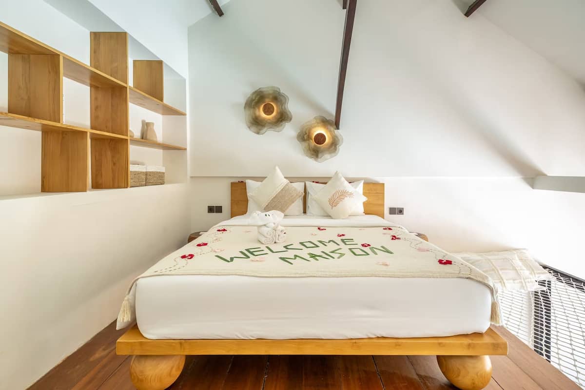 Premier Apartment, 1 Bedroom, Non Smoking, Courtyard View | In-room safe, WiFi (free), bed sheets