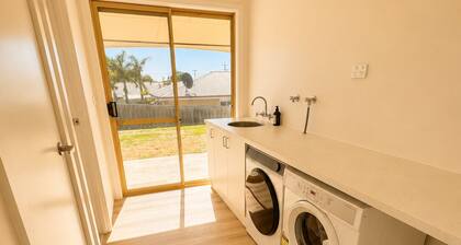 Little Luxe Castletown - King bed - Gated yard
