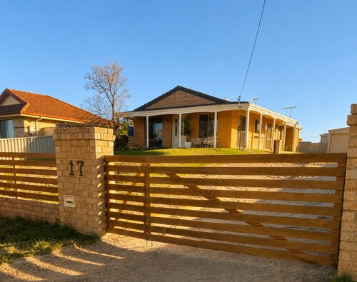 Little Luxe Castletown - King bed - Gated yard