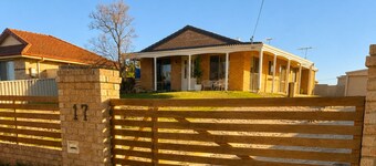 Little Luxe Castletown - King bed - Gated yard