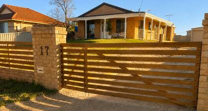 Little Luxe Castletown - King bed - Gated yard