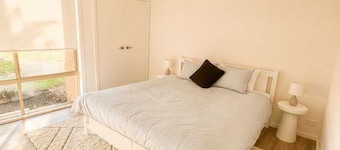 Little Luxe Castletown - King bed - Gated yard