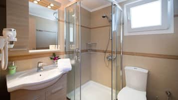 Douche, serviettes fournies, savon, shampoing