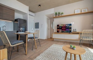 Apartemen, balkon | Tempat makan