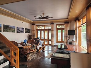 Phòng Suite Junior, 1 phòng ngủ, quang cảnh thành phố | Bộ đồ giường cao cấp, chăn bông, nệm cao su hoạt tính (memory foam)