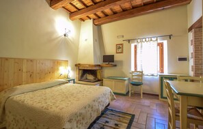 Travel cot, free WiFi - Stunning home in Sellano (Sellano)