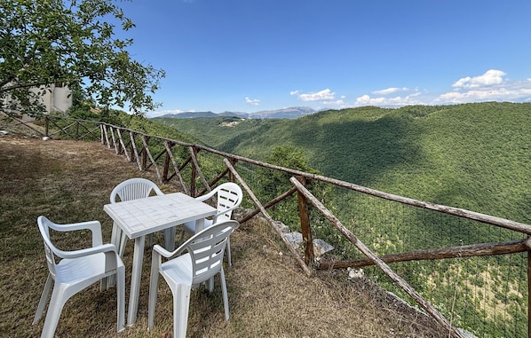 Outdoor dining - Stunning home in Sellano (Sellano)