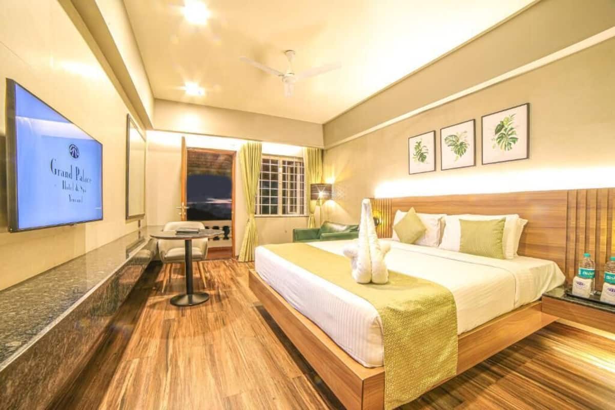 Habitación Premium, balcón, vista a la montaña | Caja de seguridad en la habitación y escritorio 