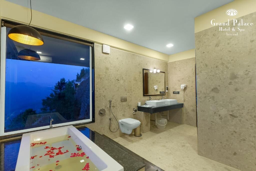 Honeymoon suite, balkon, uitzicht op bergen | Badkamer | Een douche, een haardroger, pantoffels, handdoeken
