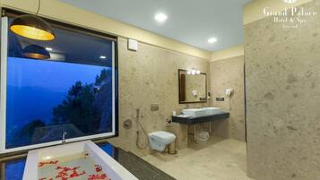 Honeymoon suite, balkon, uitzicht op bergen | Badkamer | Een douche, een haardroger, pantoffels, handdoeken