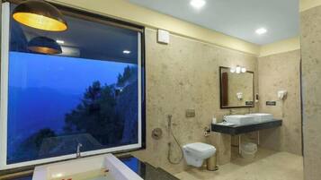 Honeymoon-Suite, Balkon, Bergblick | Badezimmer | Dusche, Haartrockner, Hausschuhe, Handtücher