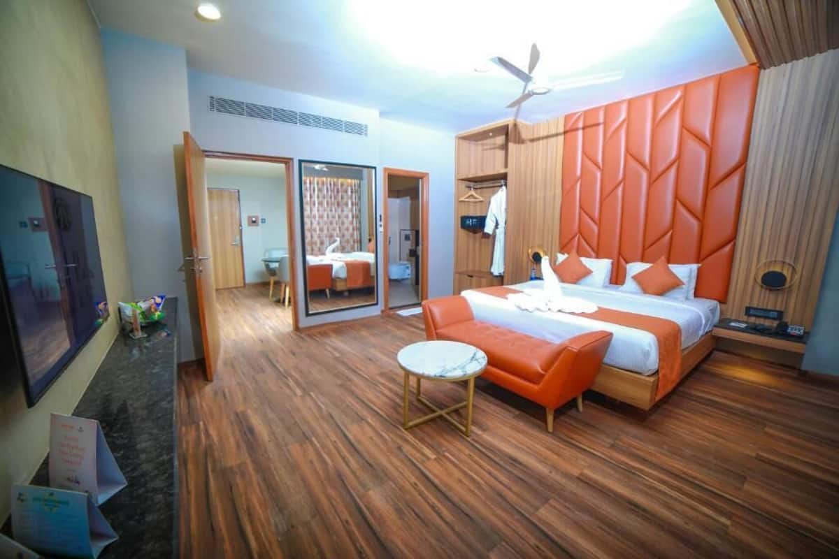 Suite Grand, balcón | Caja de seguridad en la habitación y escritorio 