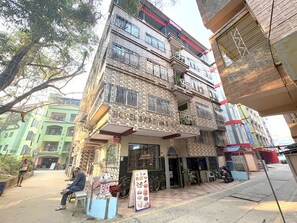 Un edificio a più piani con un cartello che indica che si tratta di un hotel.