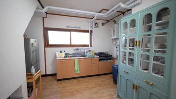 Refrigerador em uma área comum, micro-ondas em uma área comum
