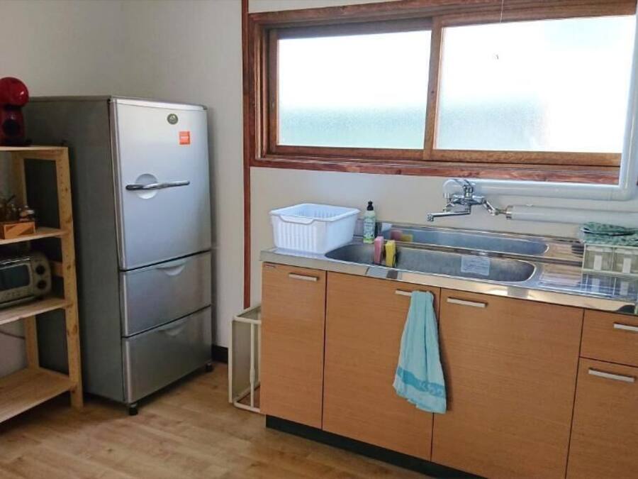 Nevera en la zona común y microondas en la zona común