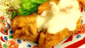 A plate with fried chicken, coleslaw, and a leafy green salad.