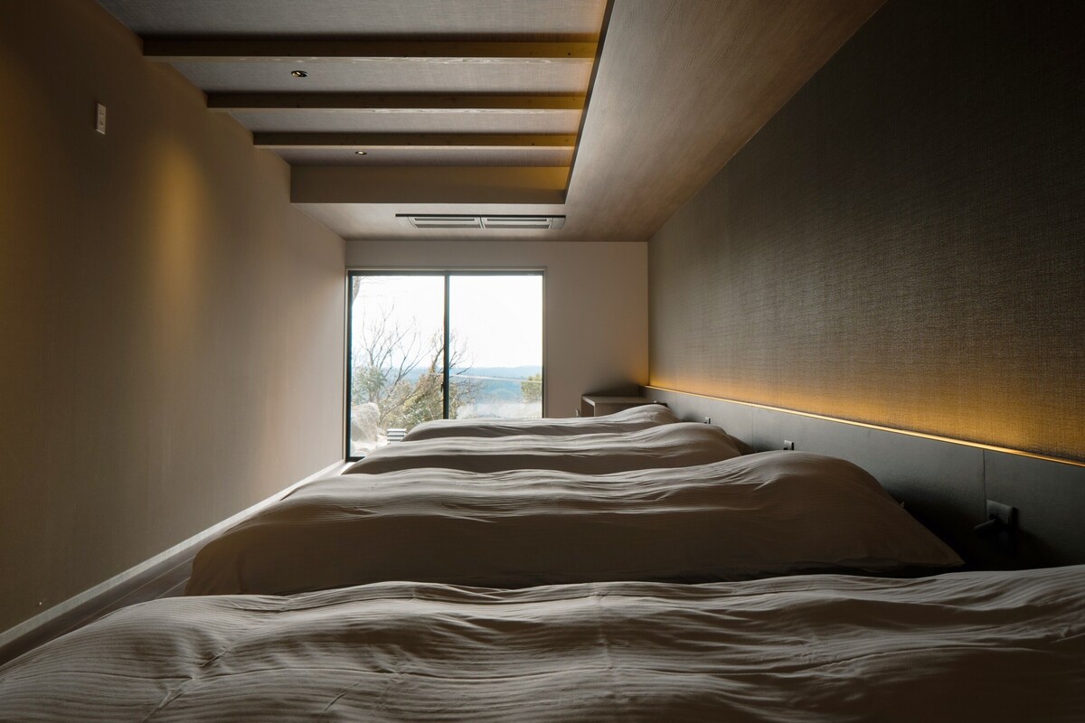 Een hotelkamer met een groot bed, een raam en uitzicht op de omgeving.