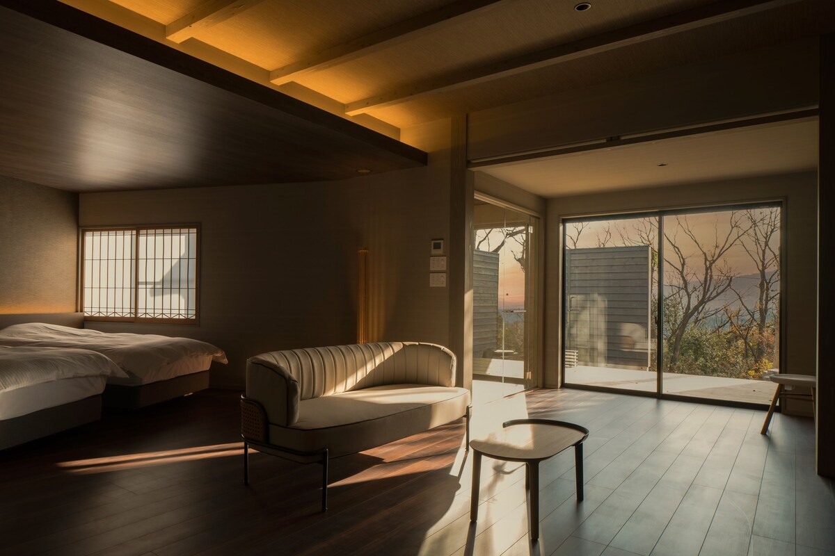 Un dormitorio moderno con dos camas, un sofá y una mesita.