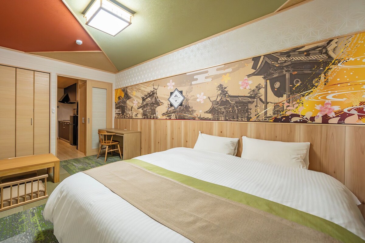 Een hotelkamer met een bed, een bureau en een garderobe.
