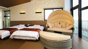 Une chambre d’hôtel avec deux lits, un canapé et une grande fenêtre.