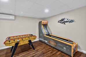 Ein Zimmer mit Tischfußball und Flippermaschine.