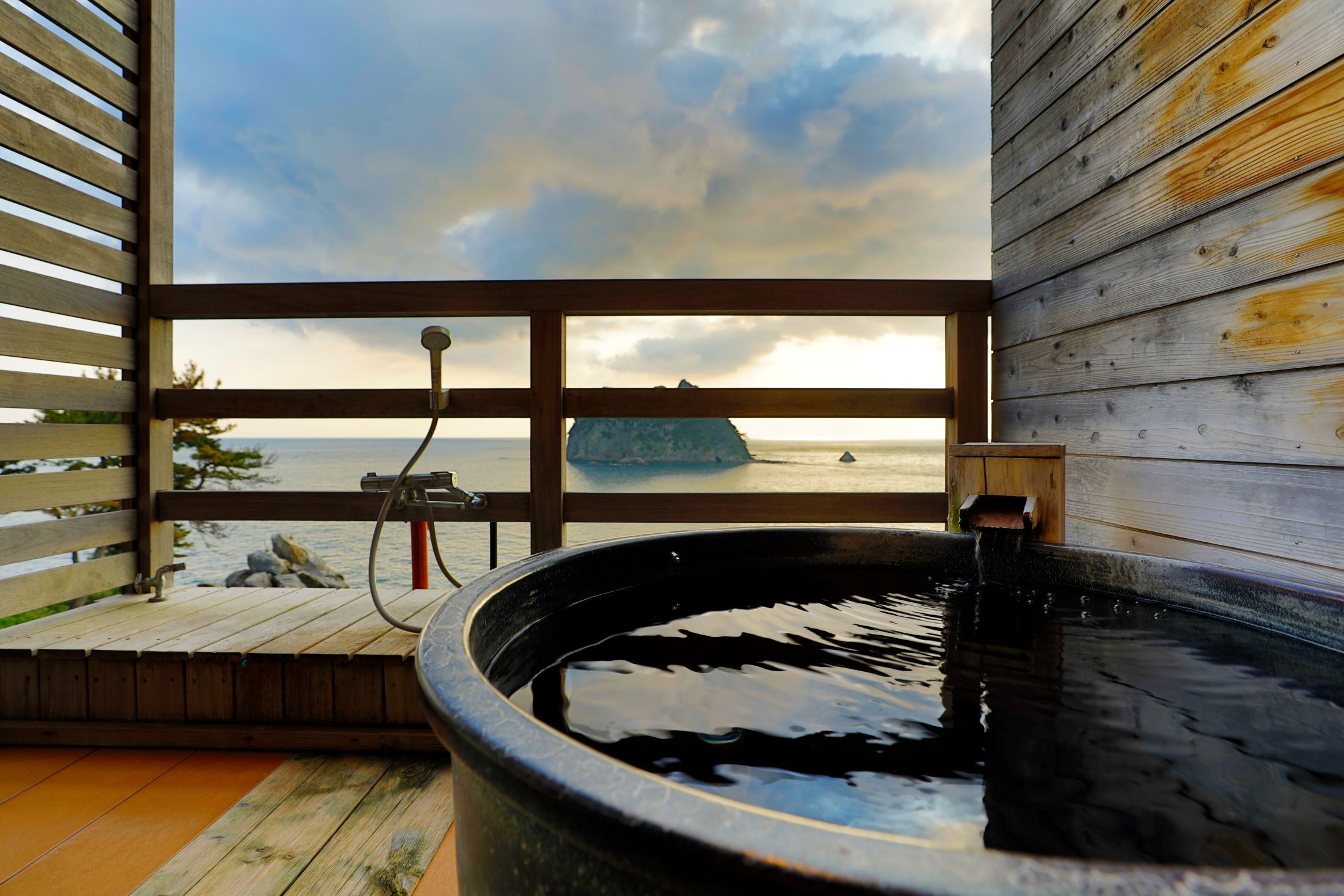 Outdoor spa tub
