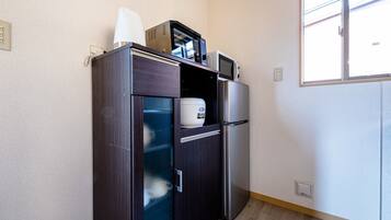 Fridge, microwave, stovetop, cookware/dishes/utensils