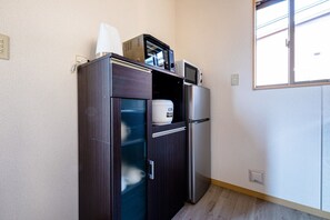 Tủ lạnh, lò vi sóng, bếp nấu, dụng cụ nấu nướng/bát dĩa/dao nĩa 