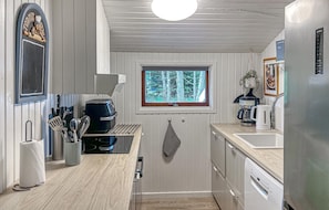 Wasserkocher mit Kaffee-/Teezubehör, Kühlschrank, Mikrowelle