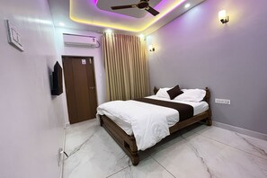 Deluxe Room, Balcony - RadhaKrishna Lodge (Honnavar)