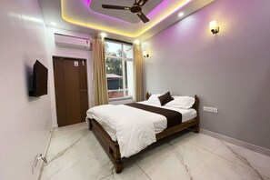 Deluxe Room, Balcony - RadhaKrishna Lodge (Honnavar)