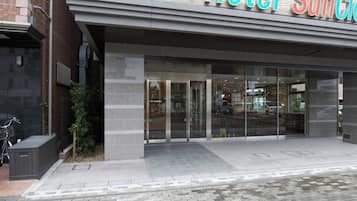A hotel entrance with a sign reading 'Hotel SunClover.'